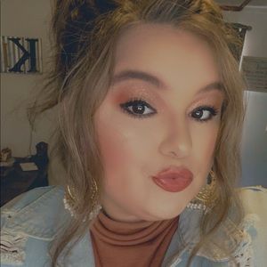 Meet your Posher, Abbey